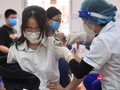 Học sinh được tiêm vaccine COVID-19 ở Trường THCS Nguyễn Trãi, quận Hà Đông (Ảnh - Minh Thuý) 