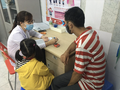 Bác sĩ khám cho trẻ (Ảnh - BVCC) 