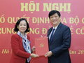 Trưởng Ban Tổ chức Trung ương Trương Thị Mai trao quyết định của Bộ Chính trị cho Bộ trưởng Bộ Y tế Nguyễn Thanh Long. (Ảnh: Trần Minh) 