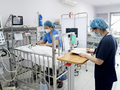 Bác sĩ chăm sóc cho trẻ tại BV (Ảnh - BVCC)