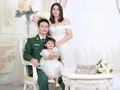 Gia đình Thượng úy Đậu Văn Dũng, chị Phạm Thị Ngọc và con gái Đậu Hà Lan (Ảnh - BVCC)