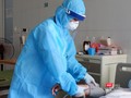 Bác sĩ chăm sóc cho bệnh nhân COVID-19 (Ảnh - Minh Thuý)