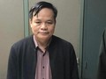 Cơ quan điều tra tống đạt lệnh bắt tạm giam giám đốc CDC Bắc Giang Lâm Văn Tuấn - Ảnh: GIANG LONG