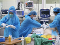 Các bác sĩ phối hợp chăm sóc bệnh nhân COVID-19 nặng (Ảnh - Minh Thuý) 