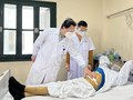 Các bác sĩ khám cho bệnh nhân sau phẫu thuật (Ảnh - BVCC)