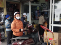 Người dân lo lắng xếp hàng mua thuốc về cho gia đình (Ảnh - Minh Thuý) 