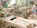 Bác sĩ khám cho bệnh nhi (Ảnh - BVCC)