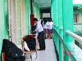 Trước giờ làm bài, giám thị coi thi kiểm tra khu vực phòng thi