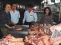 Ban Quản lý ATTP TP.HCM kiểm tra thịt heo kinh doanh tại chợ đầu mối Hóc Môn