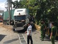 Xe container và ô tô 4 chỗ trong vụ tai nạn bị biến dạng nghiêm trọng