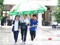 Tình nguyện viên hỗ trợ thí sinh ra về