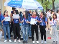 Sinh viên tình nguyện với các khẩu hiệu cổ vũ thí sinh dự thi