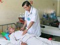 Bác sĩ chăm sóc cho bệnh nhân sốt xuất huyết. Ảnh: Minh Thảo