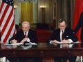 Tổng thống Nga Gorbachev và tổng thống Mỹ Bush.