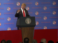 Ông Trump trong cuộc họp báo.