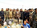 Các tay súng IS đầu hàng lực lượng SDF.