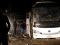Chiếc xe bus chở du khách Việt Nam tại Ai Cập bị trúng bom vệ đường. Ảnh: CNN.