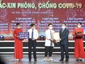 Thủ tướng Chính phủ Phạm Minh Chính trao chứng nhận, cảm ơn em Lê Đức Hiếu (15 tuổi), học sinh Trường Phạm Hồng Thái, Ba Đình, Hà Nội ủng hộ Quỹ vaccine phòng, chống dịch Covid-19.