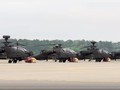 Dàn trực thăng Apache chuẩn bị xuất kích.