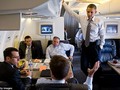 Tổng thống Obama và các trợ lý trên chuyên cơ Air Force One.
