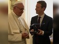 Mark Zuckerberg tặng Đức Giáo Hoàng Francis máy bay không người lái.