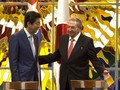 Thủ tướng Nhật Bản Shinzo Abe và Chủ tịch Cuba Raul Castro. 