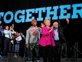 Thượng nghị sỹ Bernie Sanders và bà Hillary Clinton song hành trong các buổi vận động cuối cùng.