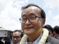 Ông Sam Rainsy tại sân bay Quốc tế Phnom Penh ở Phnom Penh ngày 16/8/2015. Ảnh: AP/TTXVN