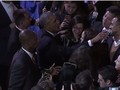 Tổng thống Obama đi bắt tay từng người 