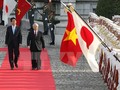 Thủ tướng Nhật Bản Shinzo Abe và Tổng Bí thư Nguyễn Phú Trọng duyệt đội danh dự trong chuyến thăm Nhật Bản của Tổng Bí thư hồi tháng 9/2015. (Ảnh: Trí Dũng/TTXVN)