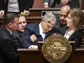 Thống đốc Minnesota - Mark Dayton, người bị ngã gục khi đang phát biểu hôm 23/1.
