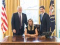 Ivanka ngồi trên chiếc ghế dành tổng thống trong phòng Bầu dục, bên cạnh là ông Trump và Thủ tướng Canada Justin Trudeau. Ảnh: TWITTER