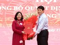 Bà Bùi Thị Minh Hoài, tân Bí thư Thành ủy Hà Nội (trái) nhận hoa chúc mừng từ Thường trực Ban Bí thư Lương Cường. Ảnh: Thanh Hải.