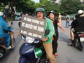 Ông Dũng tắt app công nghệ, chở miễn phí người dân đến đám tang.