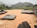 Nước lũ dâng đến mái nhà, nhiều nơi ở Yên Bái, Lạng Sơn bị ngập sâu