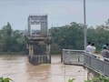 2 mố cầu Phong Châu, Phú Thọ bị sập. (Ảnh: Sơn Thủy)