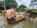 Cận cảnh nơi 700 hộ dân ở Hà Nội chìm trong "biển nước", chèo thuyền đi lại