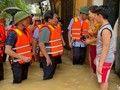 Thủ tướng thăm hỏi xã có 9.000 dân bị chia cắt bởi mưa lũ
