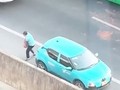 Lái xe taxi dọn 100 viên gạch rơi giữa đường: "Nếu tôi không làm thì trái với lương tâm"