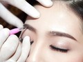 Một người phụ nữ bị hôn mê sau khi xăm chân mày.