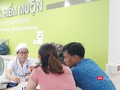 Một cặp vợ chồng đi khám tại Khoa Hiếm muộn (BV Hùng Vương)