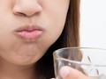 Những điều cần phải biết khi súc miệng bằng nước muối để chữa đau họng. Ảnh: Womenshealthmag