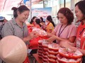 Cuối năm bệnh nhân khó khăn được mua hàng miễn phí. Ảnh: Nguyễn Trăm