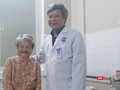 Cụ bà vui mừng khi được đi đứng trở lại. Ảnh: NT