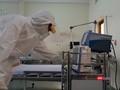 Bác sĩ xem xét các chỉ số sức khỏe của bệnh n nhân. Ảnh: Nguyễn Trăm
