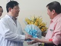 Việt kiều Mỹ liên tục cảm ơn BV Bệnh nhiệt đới đã tái tạo sự sống cho ông. Ảnh: Nguyễn Trăm
