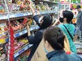 Trong đại dịch COVID-19, hàng hóa vẫn được cung cấp dồi dào, đảm bảo cho người dân nhưng bí thư Nguyễn Thiện Nhân khuyên bà con nên tiết kiệm khi mua sắm. Ảnh: Hòa Bình