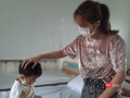 Mẹ con chị N.B tại Khu cách ly tập trung quận 2. Ảnh: N.T