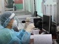 Nhân viên y tế dùng nón chắn giọt bắn khi làm nhiệm vụ. Ảnh: BVCR