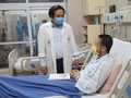 PGS.TS Nguyễn Văn Chi - Trưởng Khoa Cấp cứu A9 chúc mừng bệnh nhân đã nhanh chóng bình phục sau khi được can thiệp kỹ thuật hiện đại, tiên tiến. Ảnh: BVBM